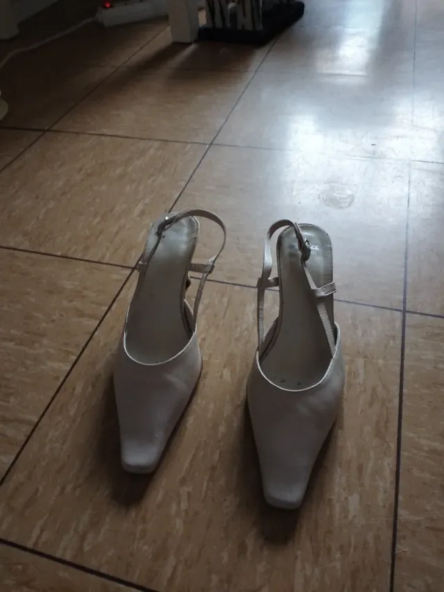 Zapatos beige de piel mujer  talla 37