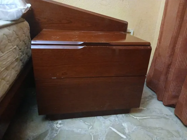 2 Mesitas de noche de madera
