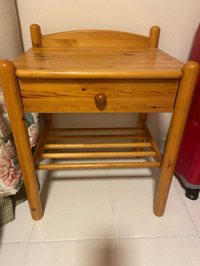 Mesita de noche pino macizo de Ikea