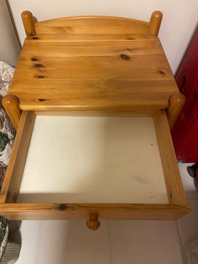 Mesita de noche pino macizo de Ikea