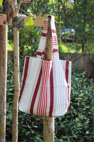 Bolsa de tecido às riscas