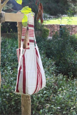 Bolsa de tecido às riscas