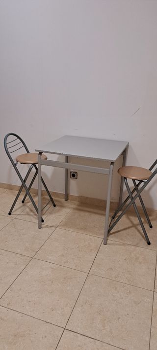 Mesa cocina y 2 taburetes plegables