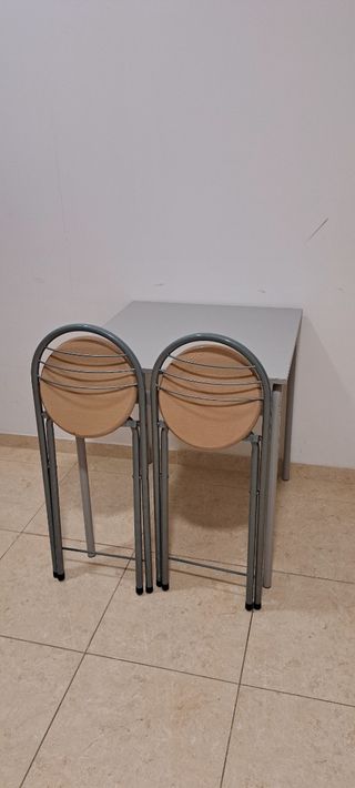 Mesa cocina y 2 taburetes plegables