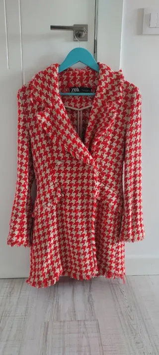 Abrigo Zara pata de gallo rojo y beige