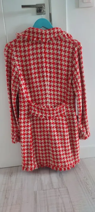Abrigo Zara pata de gallo rojo y beige