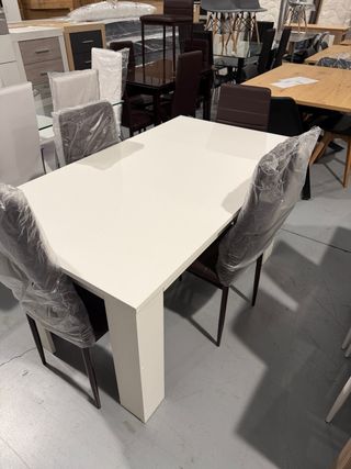 Comedor blanco y silla polipiel