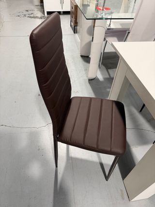Comedor blanco y silla polipiel