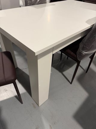 Comedor blanco y silla polipiel