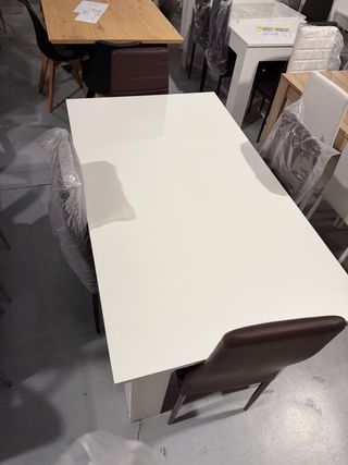 Comedor blanco y silla polipiel