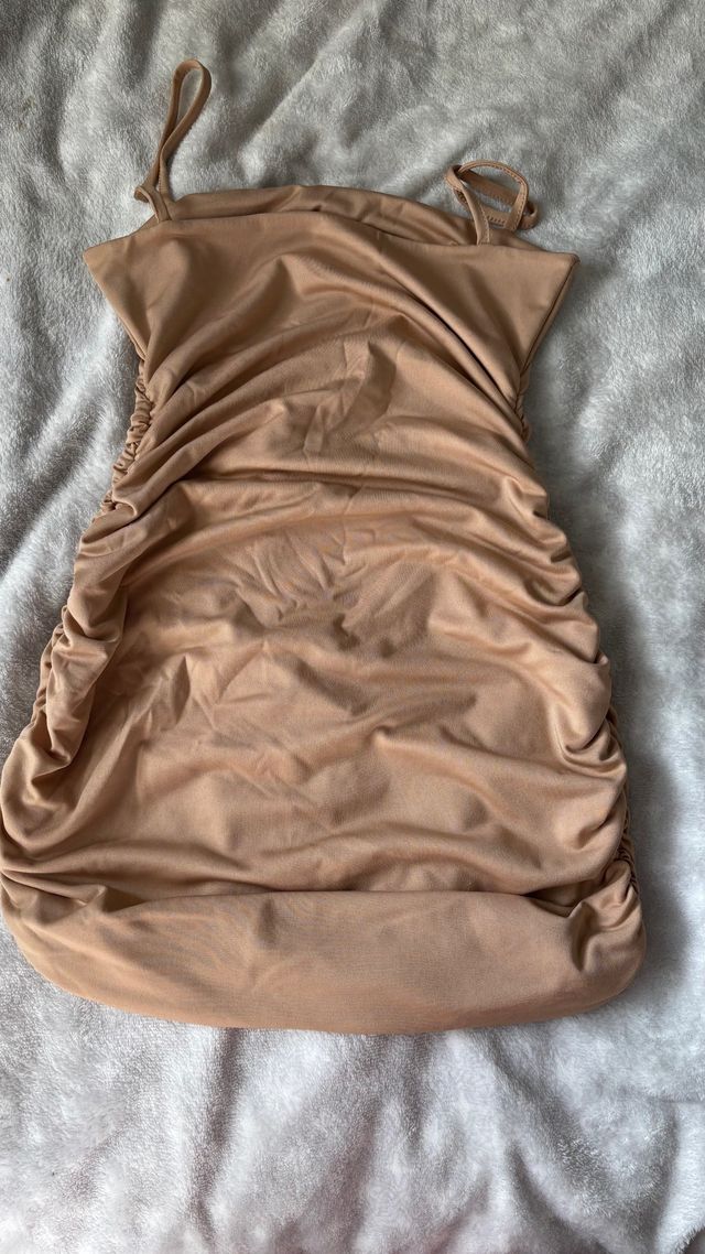 Vestido ajustado drapeado color beige