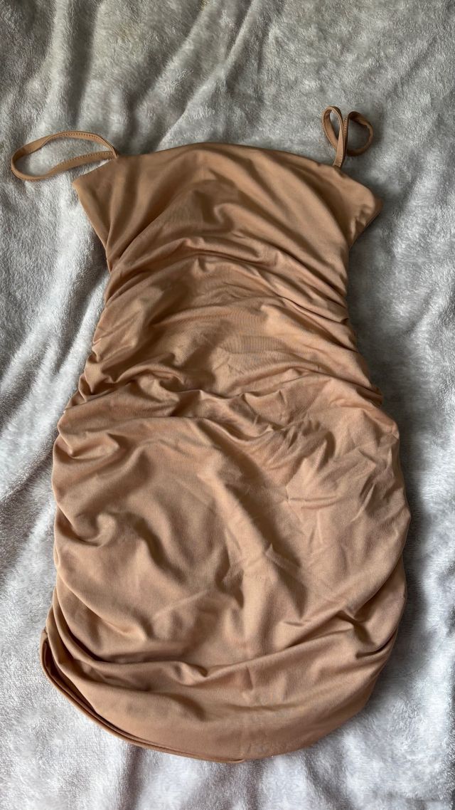 Vestido ajustado drapeado color beige