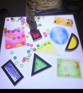 Mesa de luz y accesorios educativos