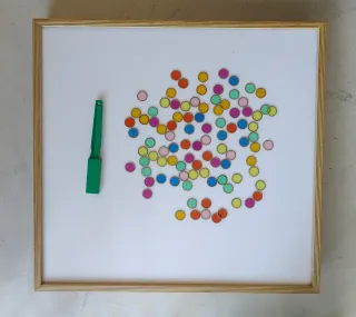 Mesa de luz y accesorios educativos