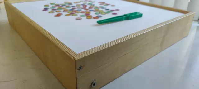 Mesa de luz y accesorios educativos