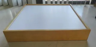 Mesa de luz y accesorios educativos