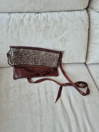 Bolso marrón con tachuelas plateadas