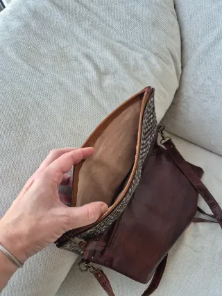 Bolso marrón con tachuelas plateadas