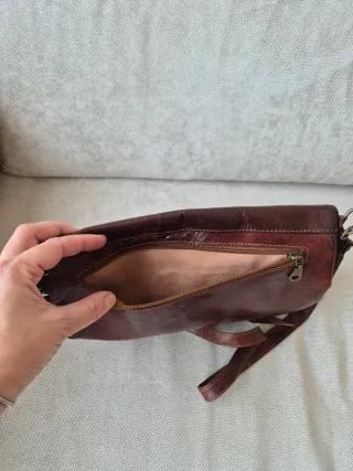 Bolso marrón con tachuelas plateadas