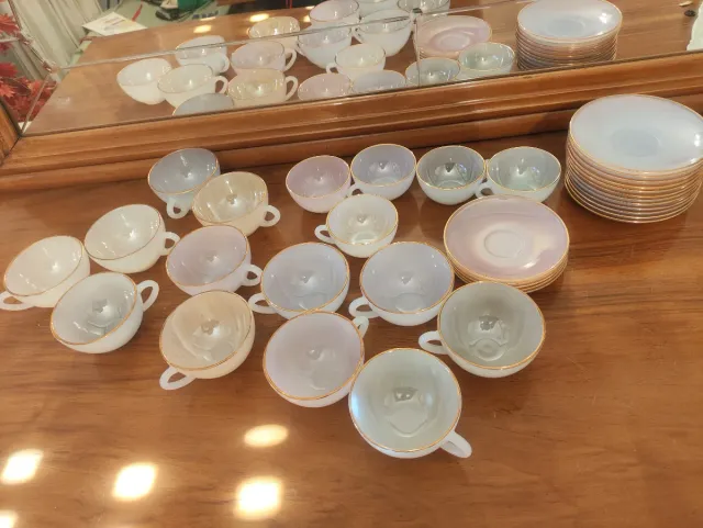 Juego tazas nacaradas vintage borde dorado