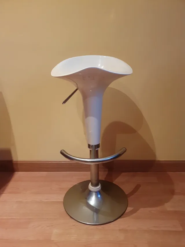 Taburete alto blanco y plateado