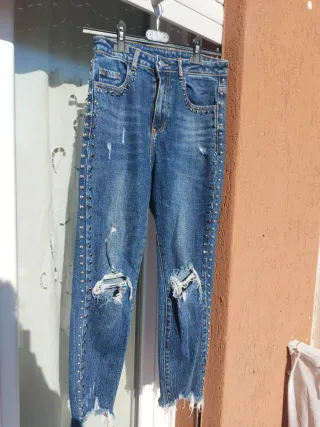 Jeans donna con borchie e strappi