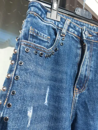 Jeans donna con borchie e strappi