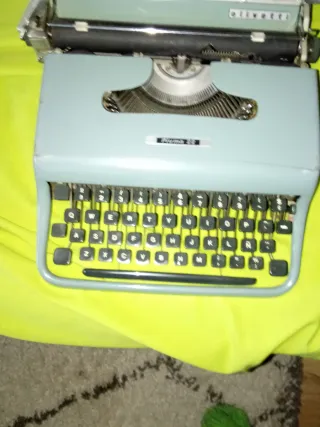Máquina de escribir Olivetti Pluma 22