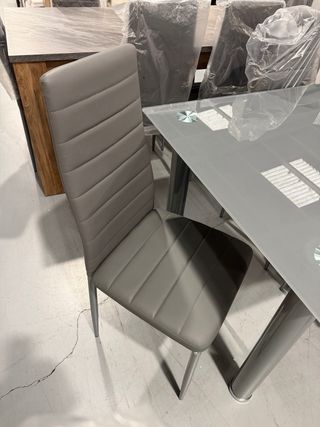 Mesa de comedor de cristal y metal con 4 sillas