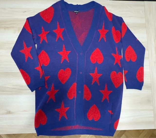 Chaqueta de punto con corazones y estrellas