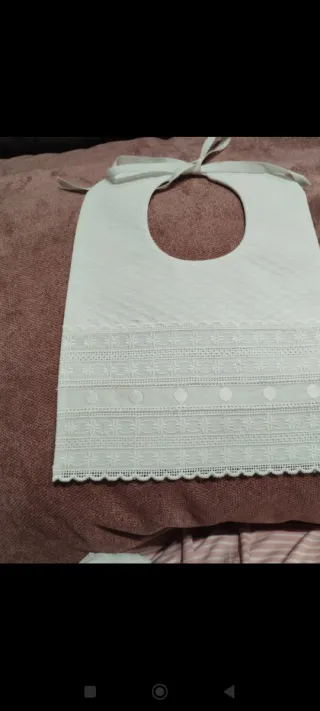 Baberos artesanales blancos con encaje
