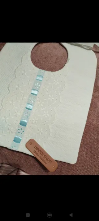 Baberos artesanales blancos con encaje