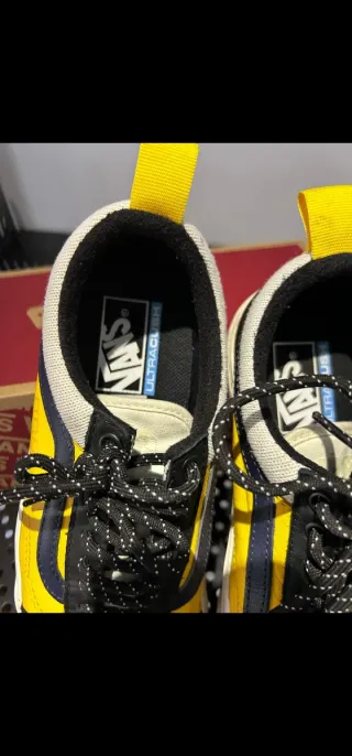 Deportivas Vans Negras y Amarillas