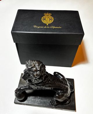 León Bronce Congreso Diputados