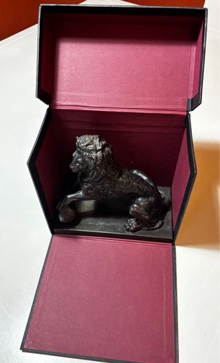 León Bronce Congreso Diputados