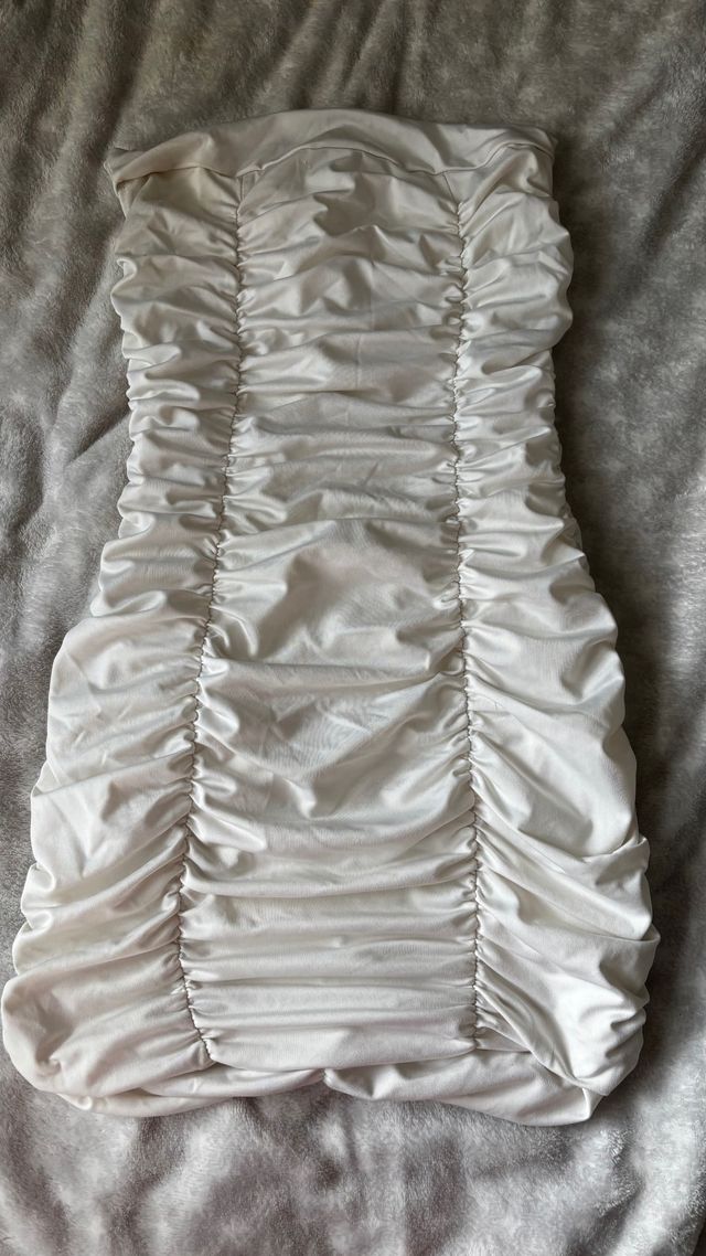 Vestido blanco fruncido sin tirantes