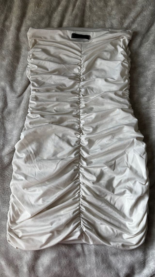 Vestido blanco fruncido sin tirantes