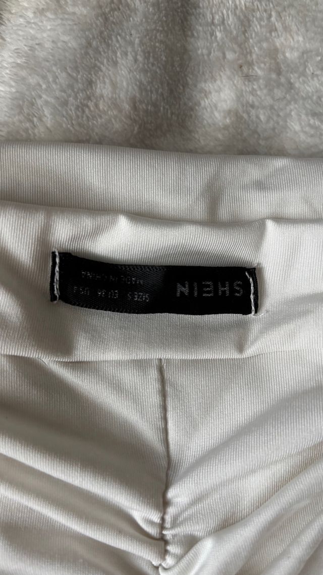 Vestido blanco fruncido sin tirantes