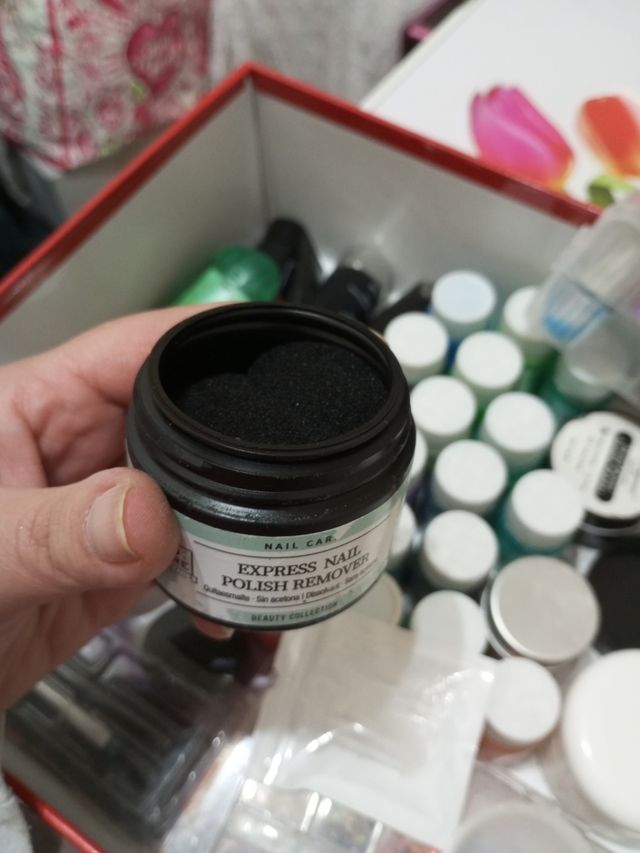 Caja de materiales para uñas