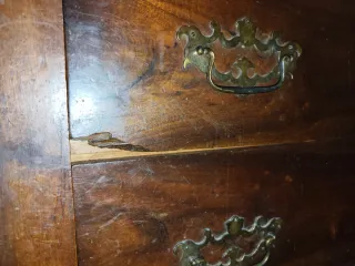 Cómoda antigua de madera