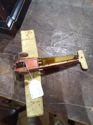 Avión de juguete rojo inglés IGM