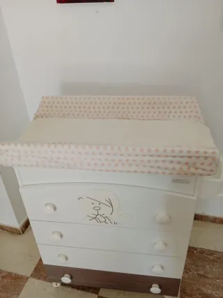 Cuna bebé con comoda cambiador