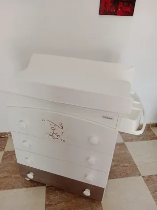 Cuna bebé con comoda cambiador