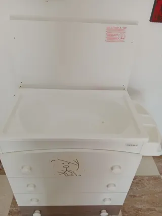 Cuna bebé con comoda cambiador