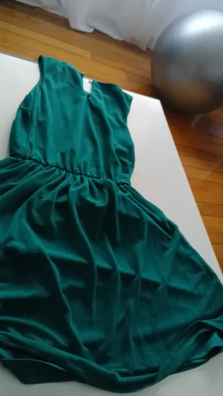 Vestido de verano verde con etiqueta