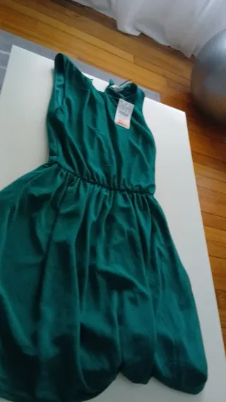 Vestido de verano verde con etiqueta