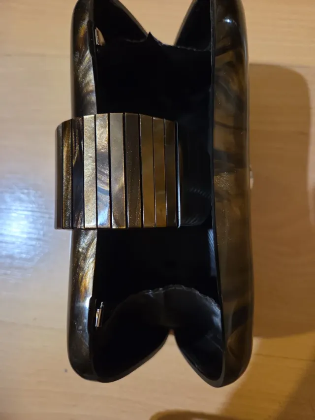 Bolso de fiesta negro y dorado