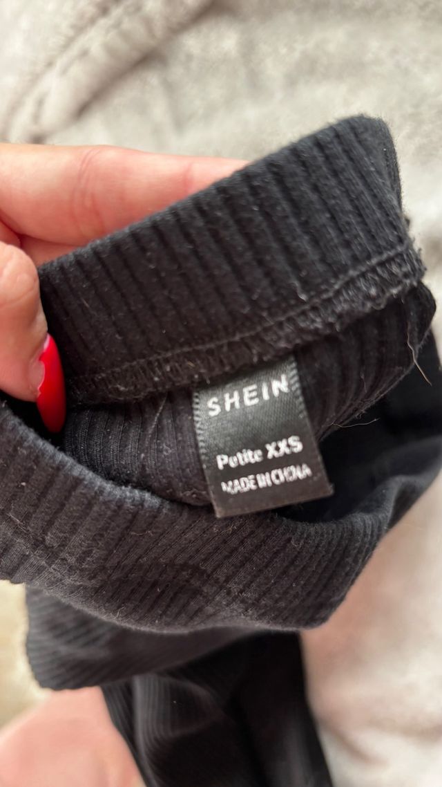 Falda tubo negra acanalada