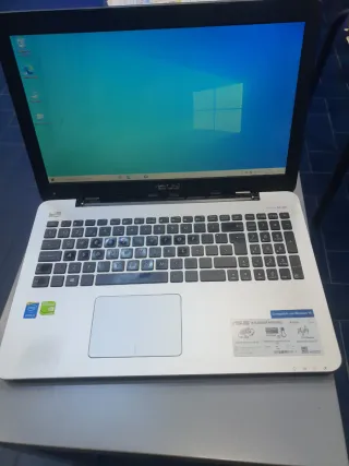 Portátil ASUS blanco y negro