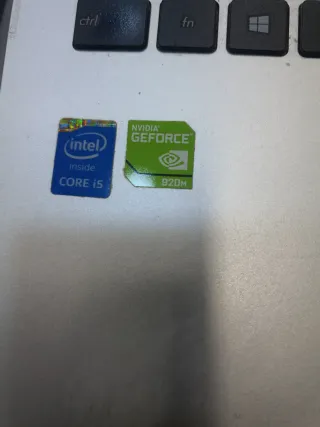 Portátil ASUS blanco y negro